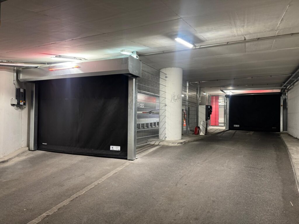 Schnelllauftore mit schnittfestem Behang und Sonderumlenkung